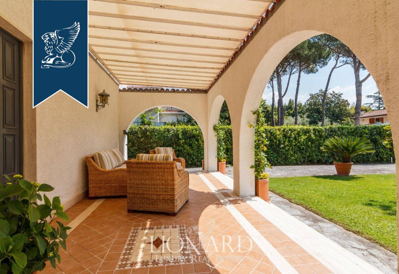 Villa in Forte dei Marmi, Italy, 216 m² - picture 9
