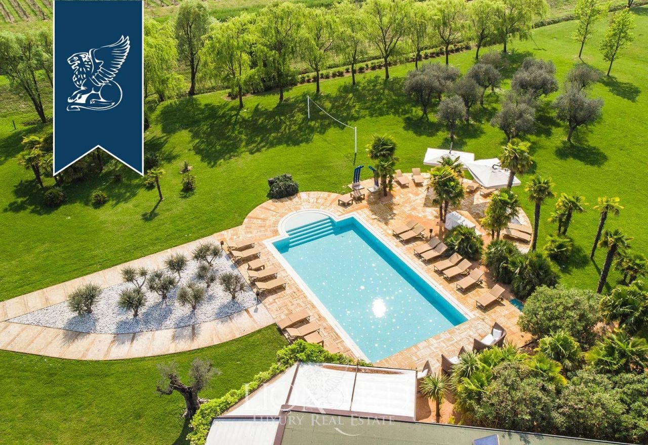 Villa in Venice, Italy, 1 150 m² - picture 11