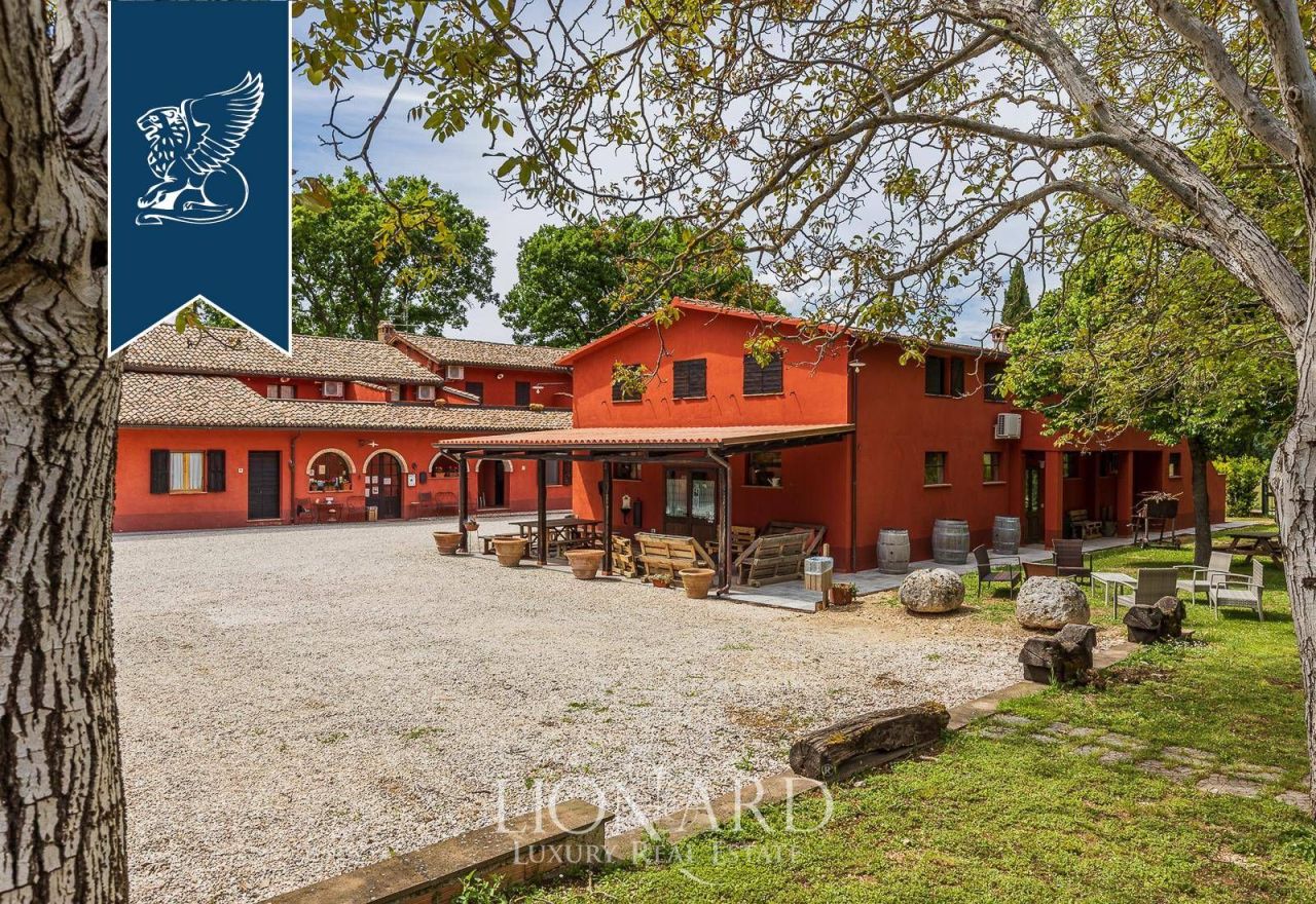 Granja en Spoleto, Italia, 1 064 m² - imagen 12