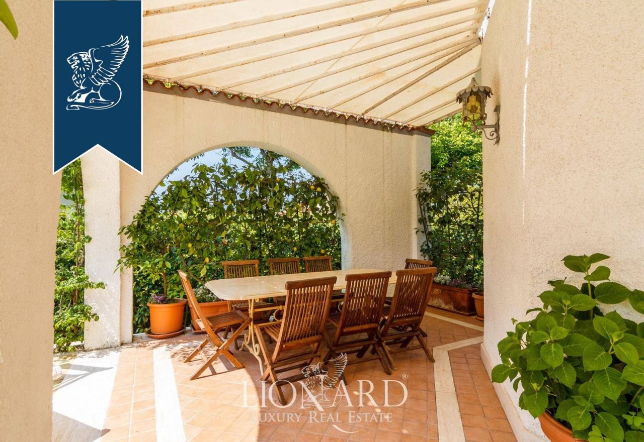 Villa in Forte dei Marmi, Italy, 216 m² - picture 12