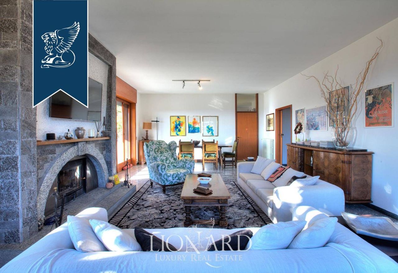 Villa en Arona, Italia, 1 500 m² - imagen 12