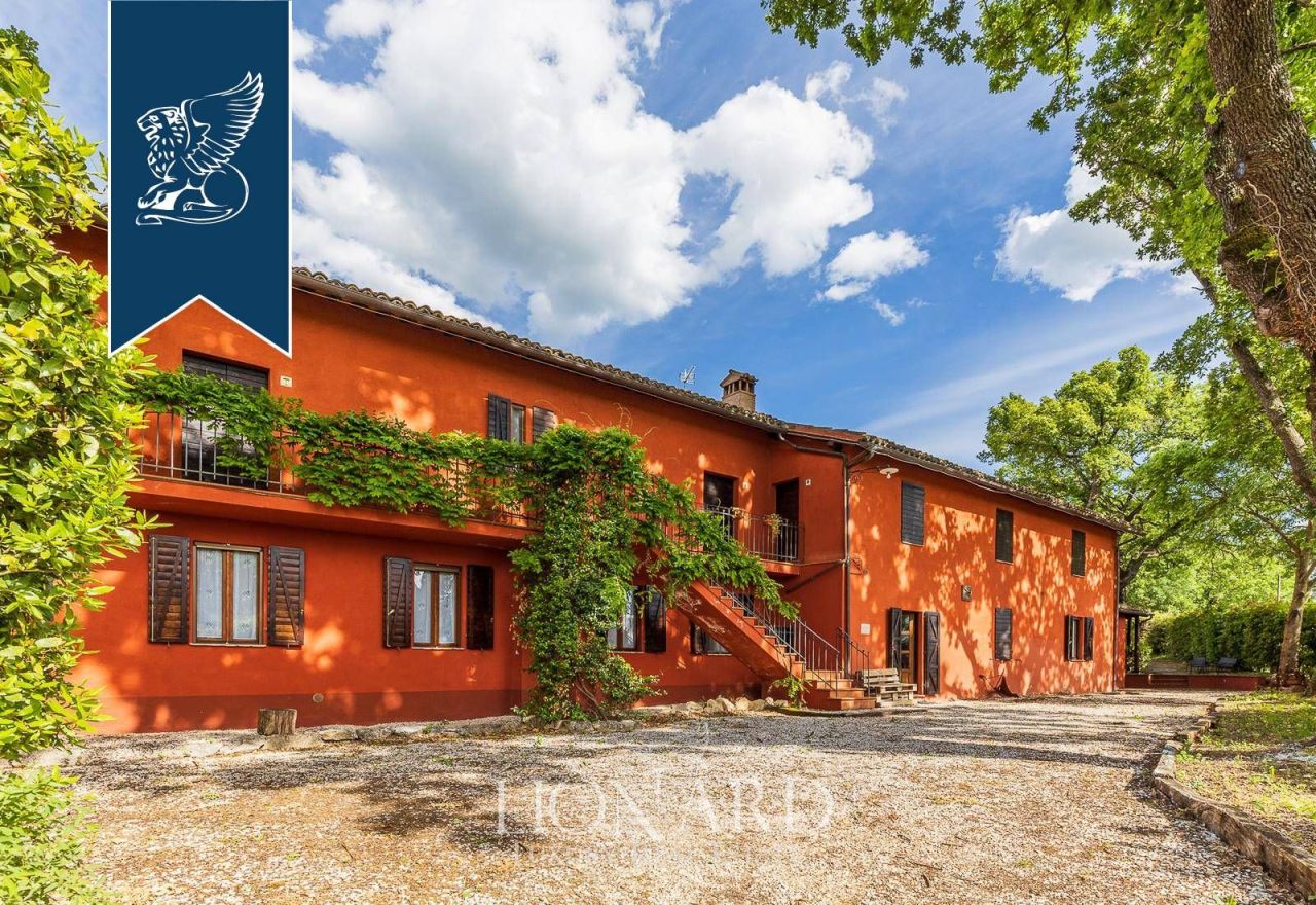 Granja en Spoleto, Italia, 1 064 m² - imagen 14