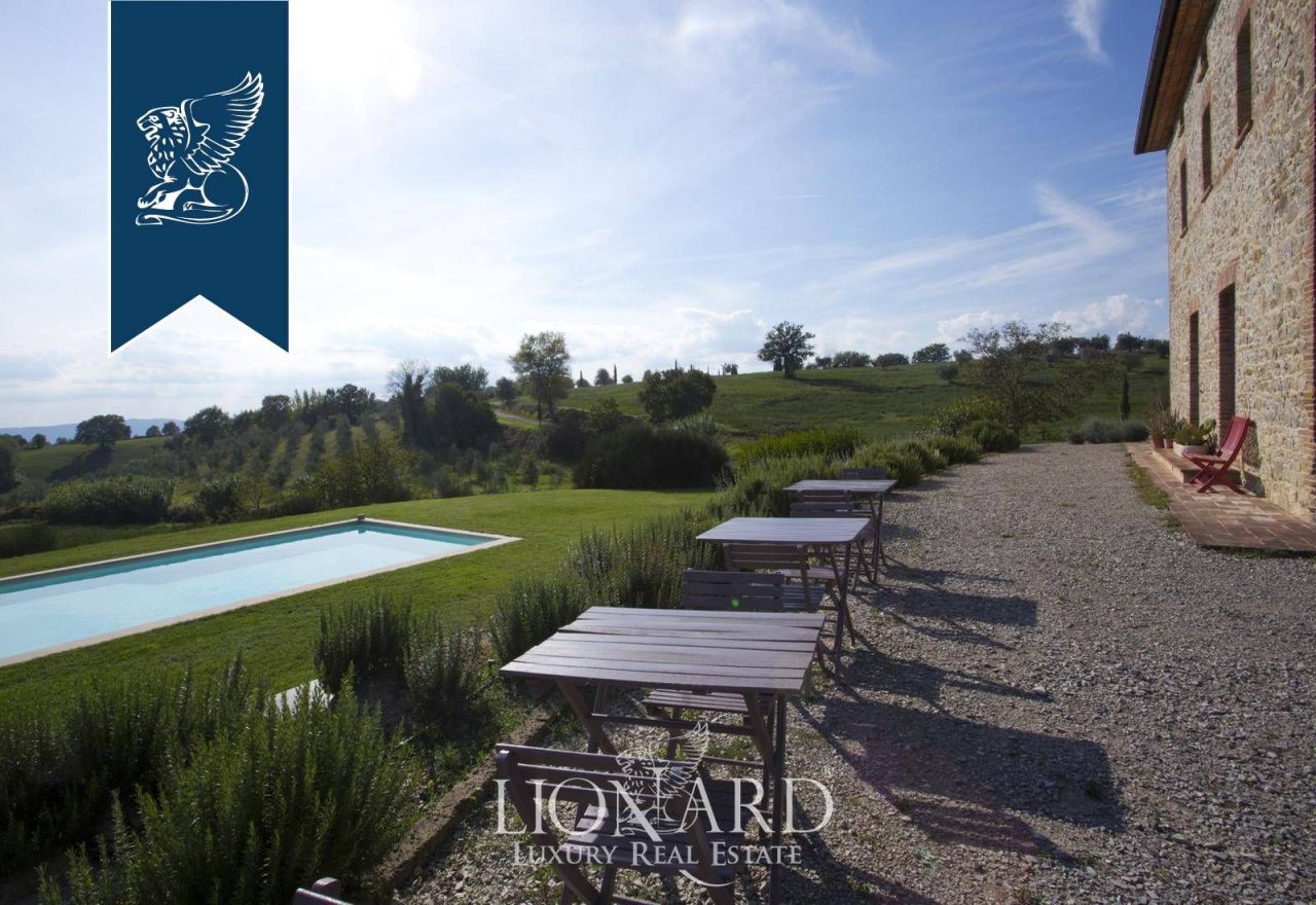 Granja en Montegabbione, Italia, 1 000 m² - imagen 13