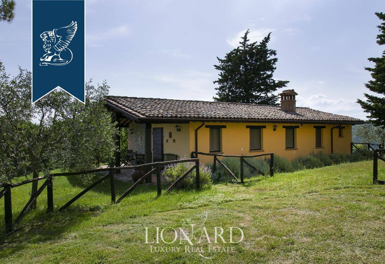 Granja en Perugia, Italia, 2 000 m² - imagen 13