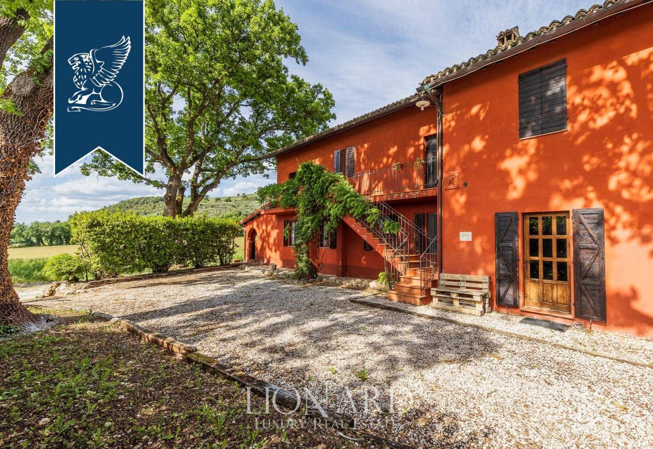 Granja en Spoleto, Italia, 1 064 m² - imagen 15