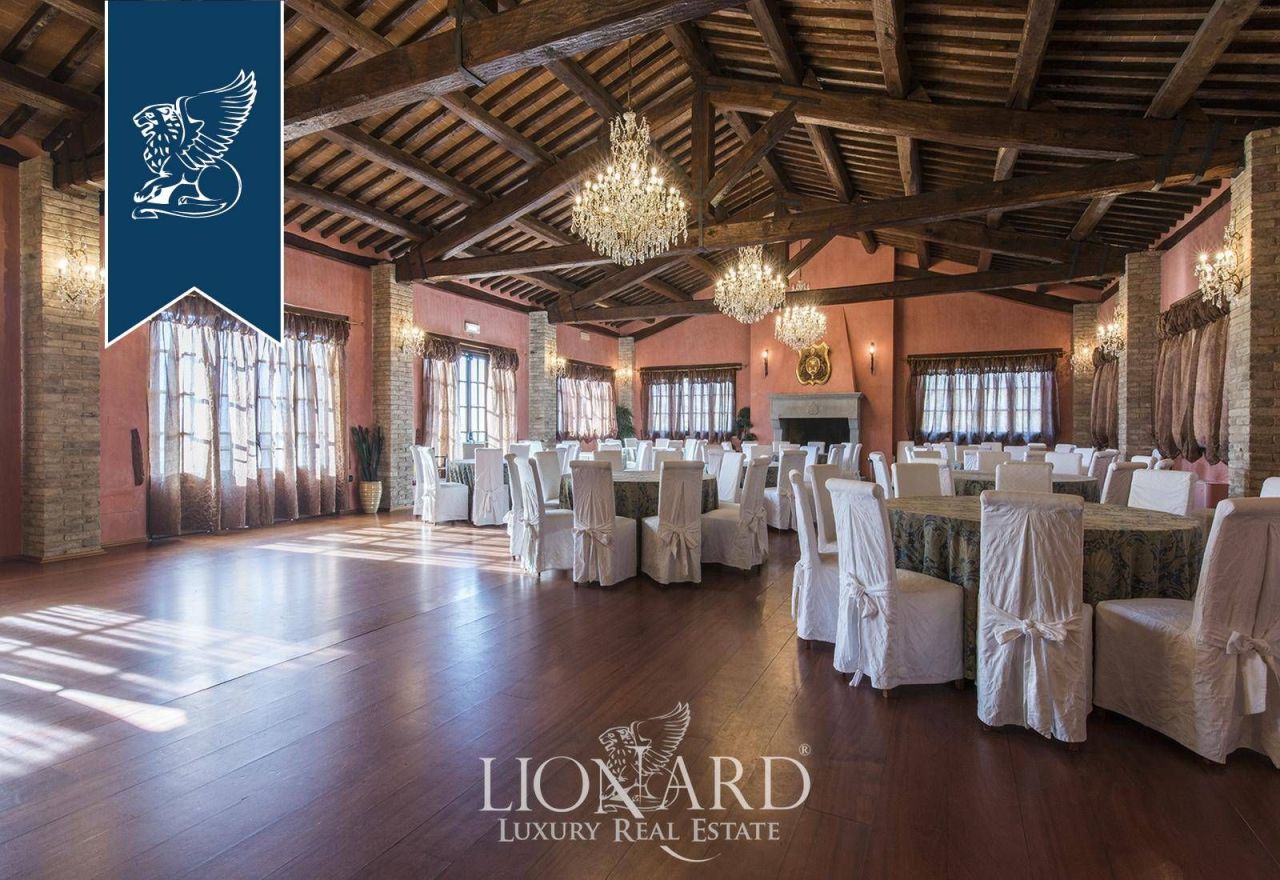 Granja en Arezzo, Italia, 2 385 m² - imagen 15