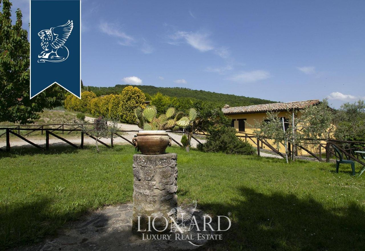 Granja en Perugia, Italia, 2 000 m² - imagen 14