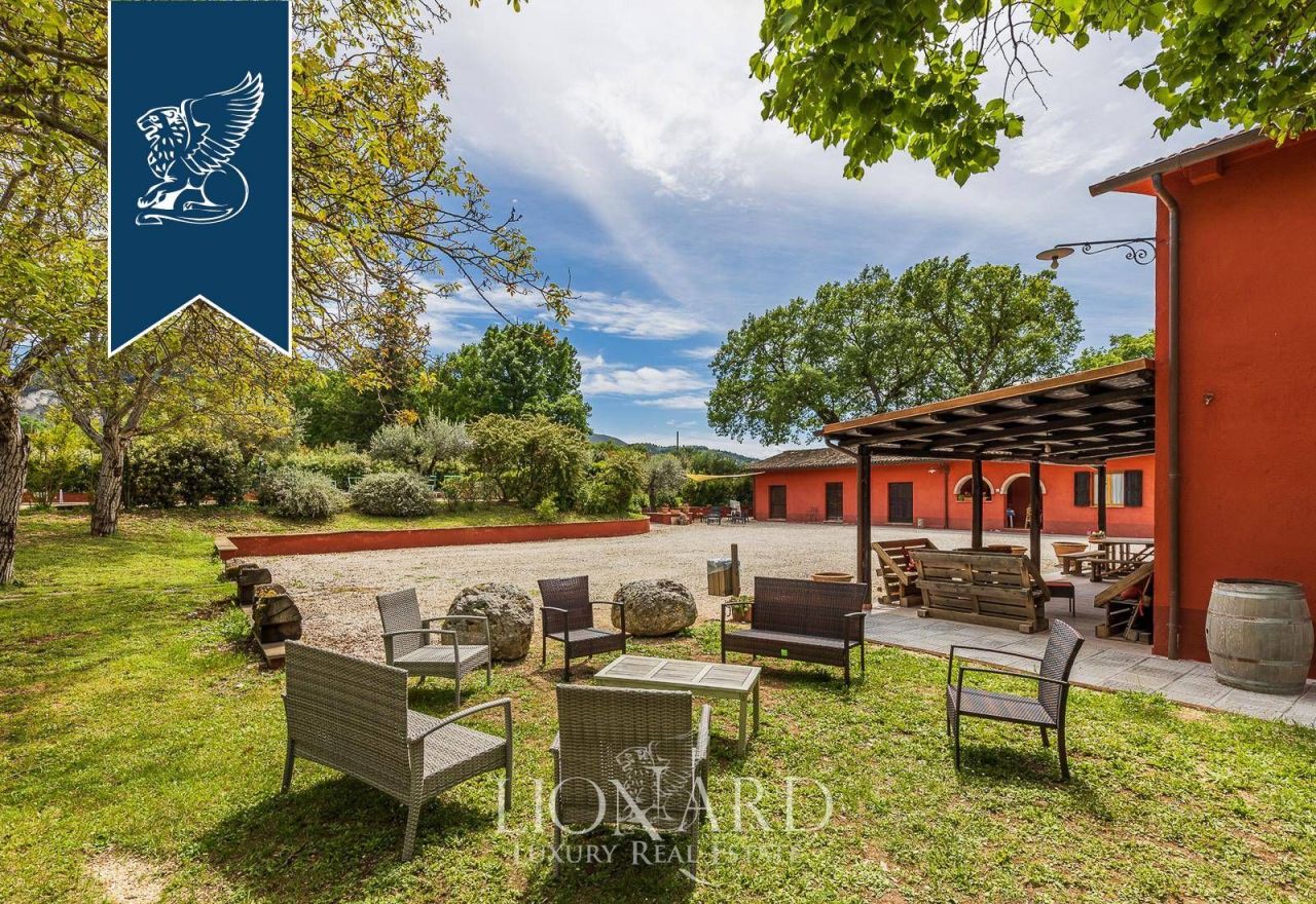 Granja en Spoleto, Italia, 1 064 m² - imagen 16