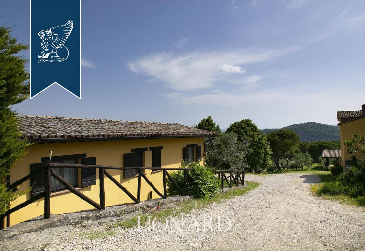 Granja en Perugia, Italia, 2 000 m² - imagen 15