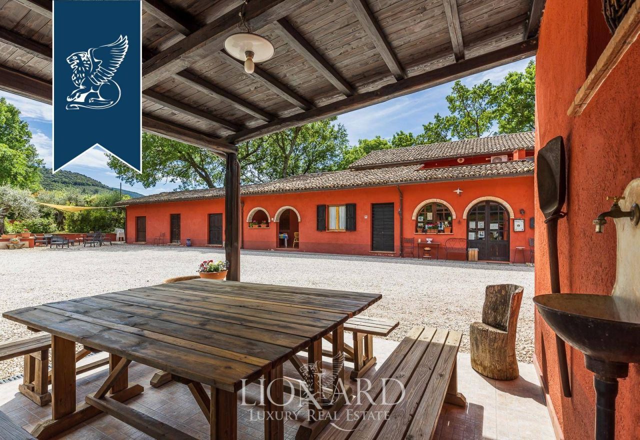 Granja en Spoleto, Italia, 1 064 m² - imagen 17