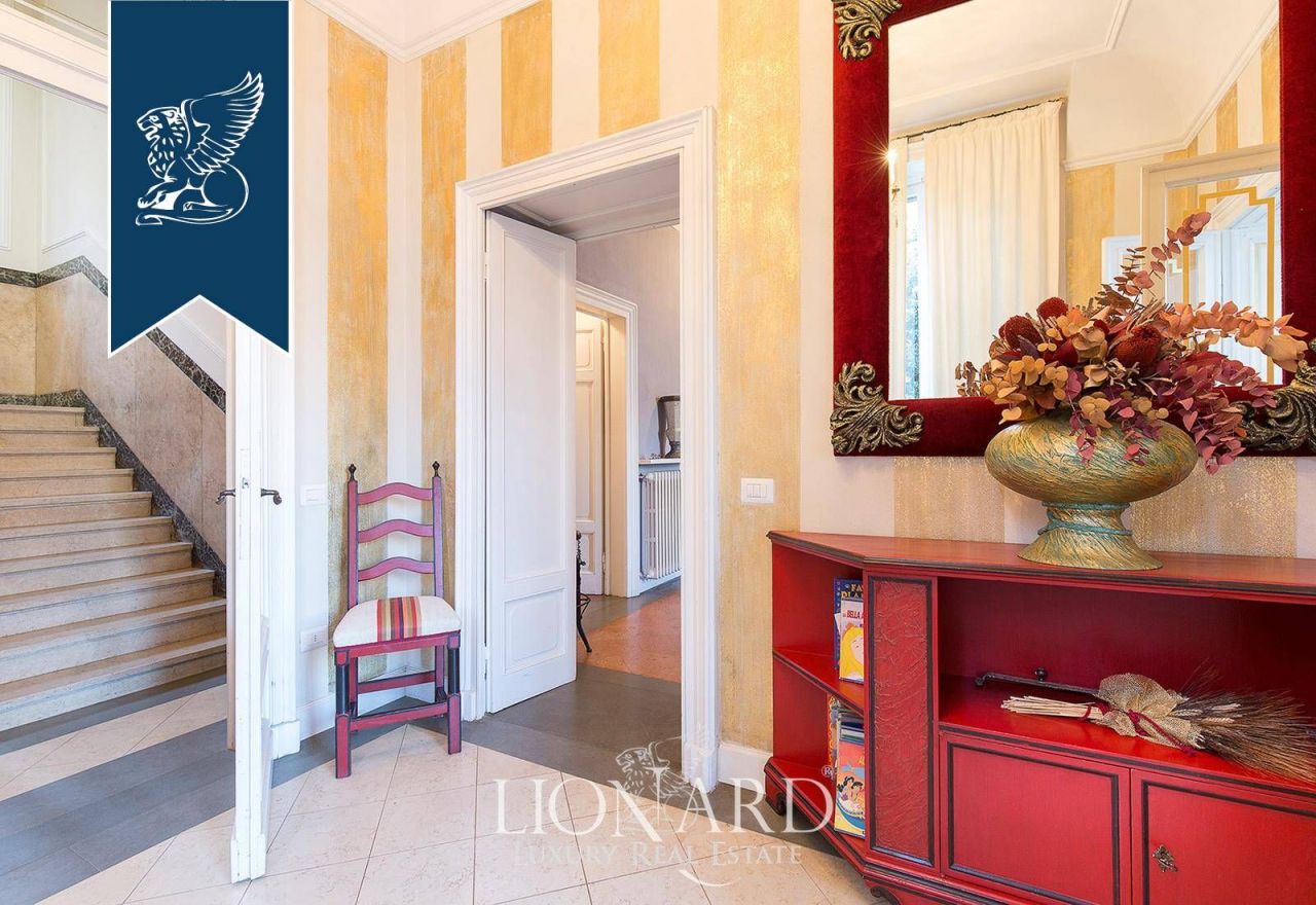 Villa en Porto Valtravaglia, Italia, 2 000 m² - imagen 18