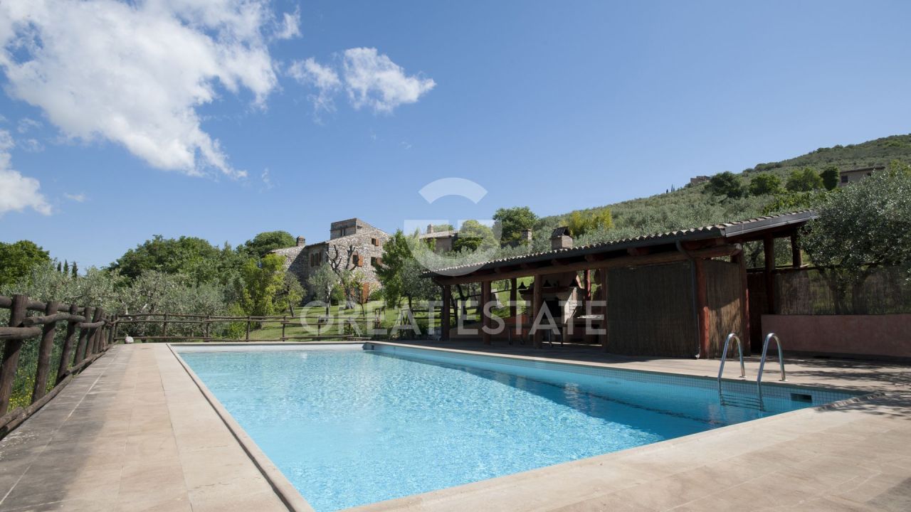 House in Trevi, Italy, 590.27 m² - picture 1