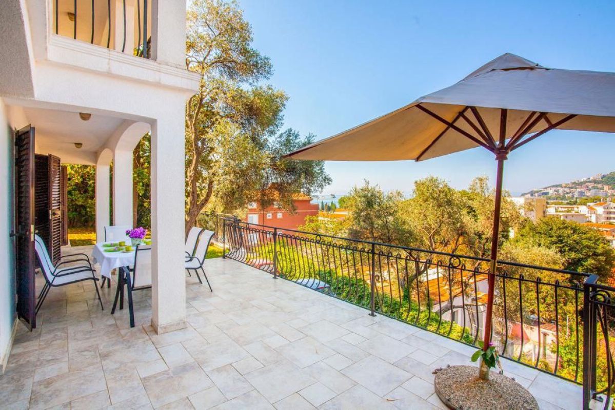 Haus in Budva, Montenegro, 358 m² - Foto 1