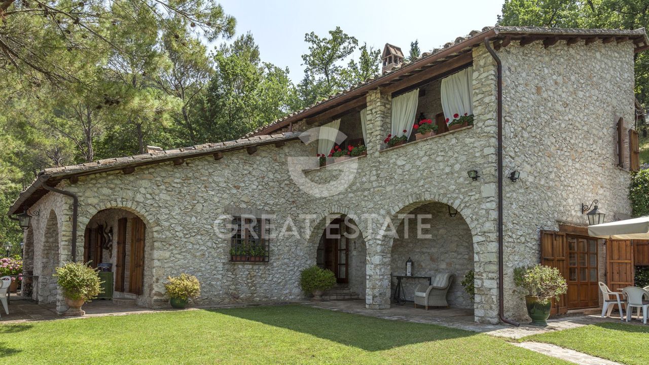 Villa à Campello sul Clitunno, Italie, 315.25 m² - image 1