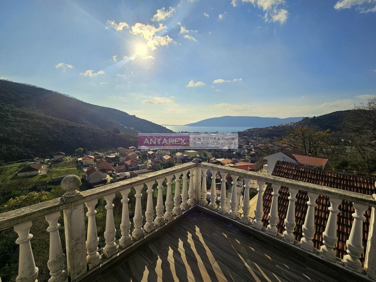 Villa en Zelenika, Montenegro, 381 m² - imagen 1