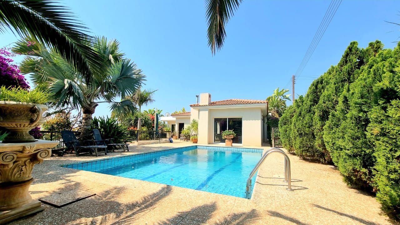 House in Agios Tychon, Cyprus, 320 m² - picture 1