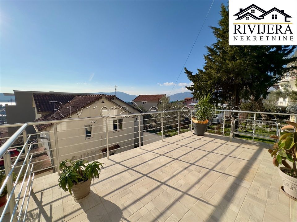 Piso en Tivat, Montenegro, 77 m² - imagen 1