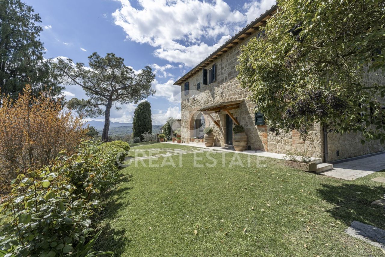 House in Chiusi, Italy, 370.9 m² - picture 1