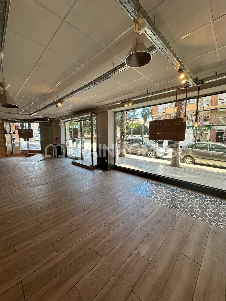 Tienda en Alicante, España, 209 m² - imagen 1