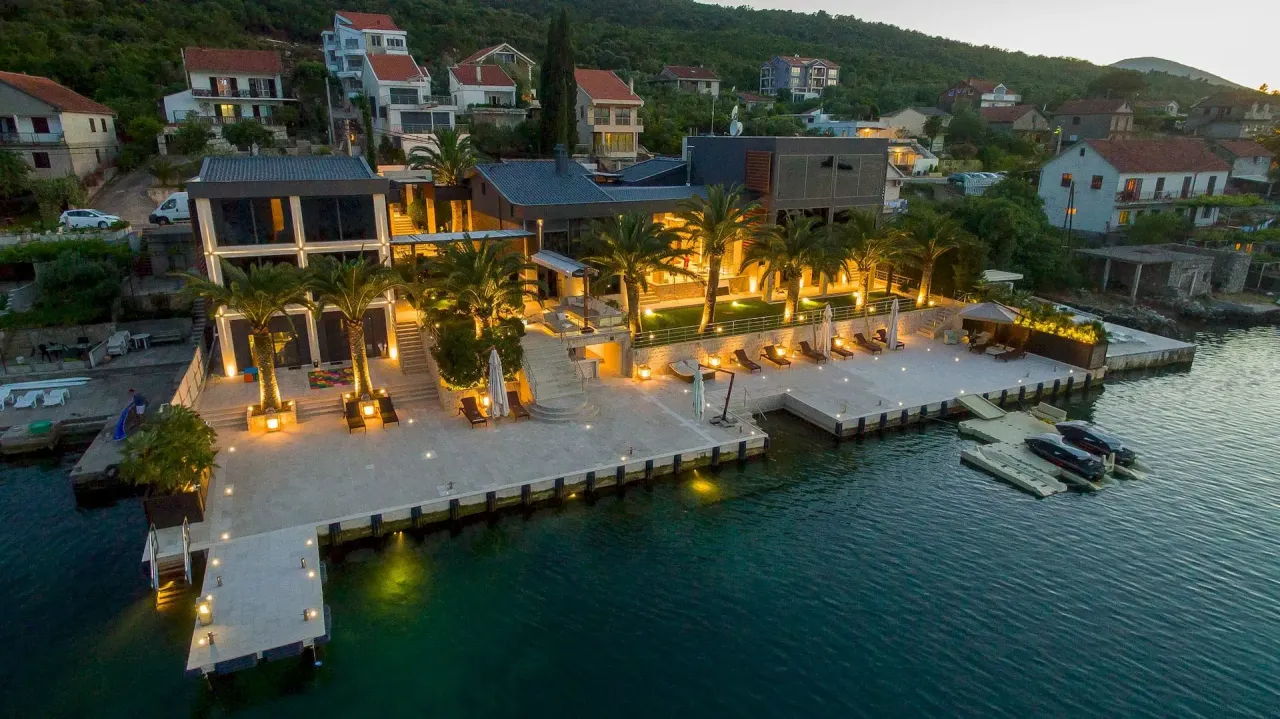 Villa in Tivat, Montenegro, 1 200 m² - Foto 1