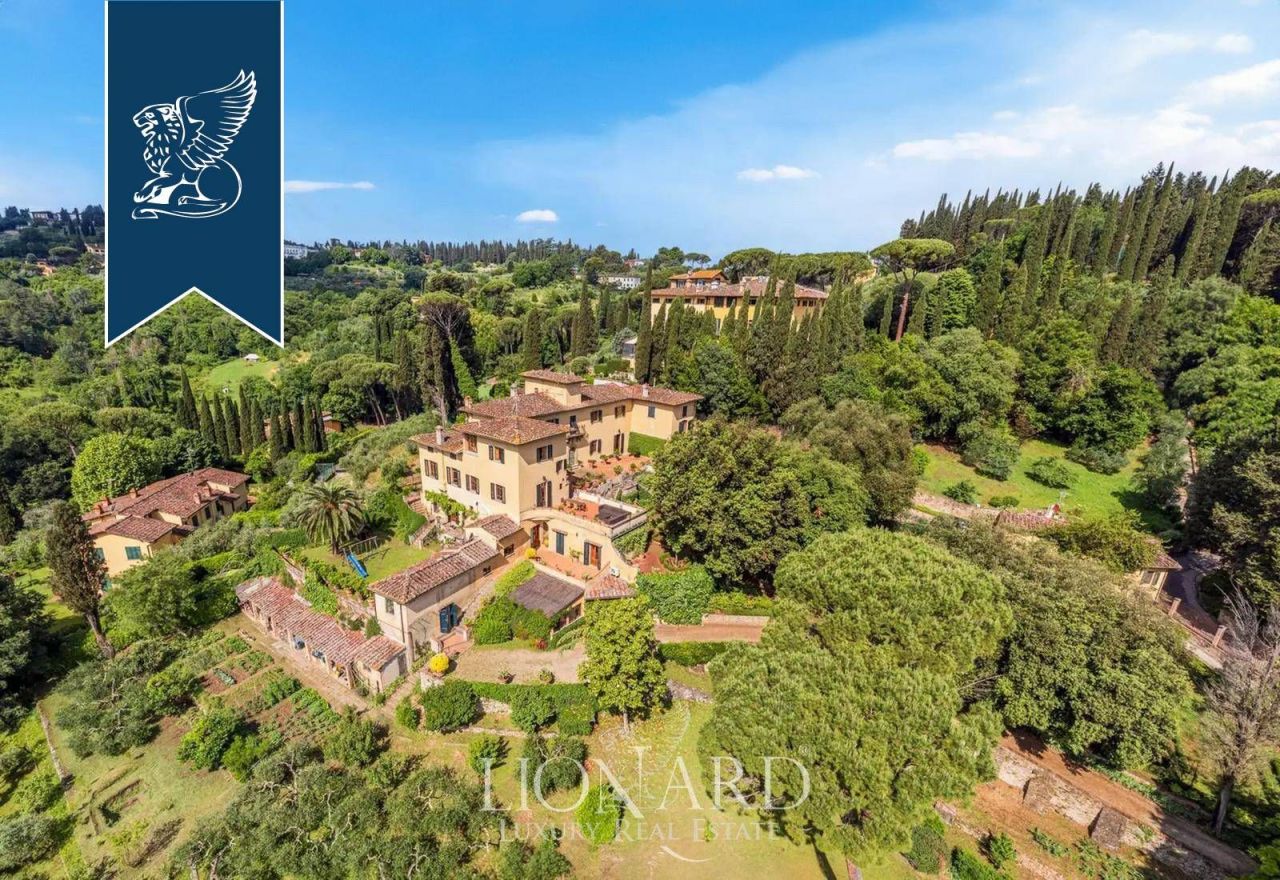 Villa en Florencia, Italia, 1 200 m² - imagen 1
