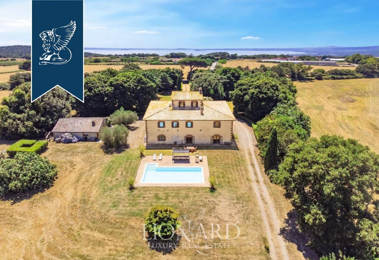 Farm in Viterbo, Italy, 1 800 m² - picture 1