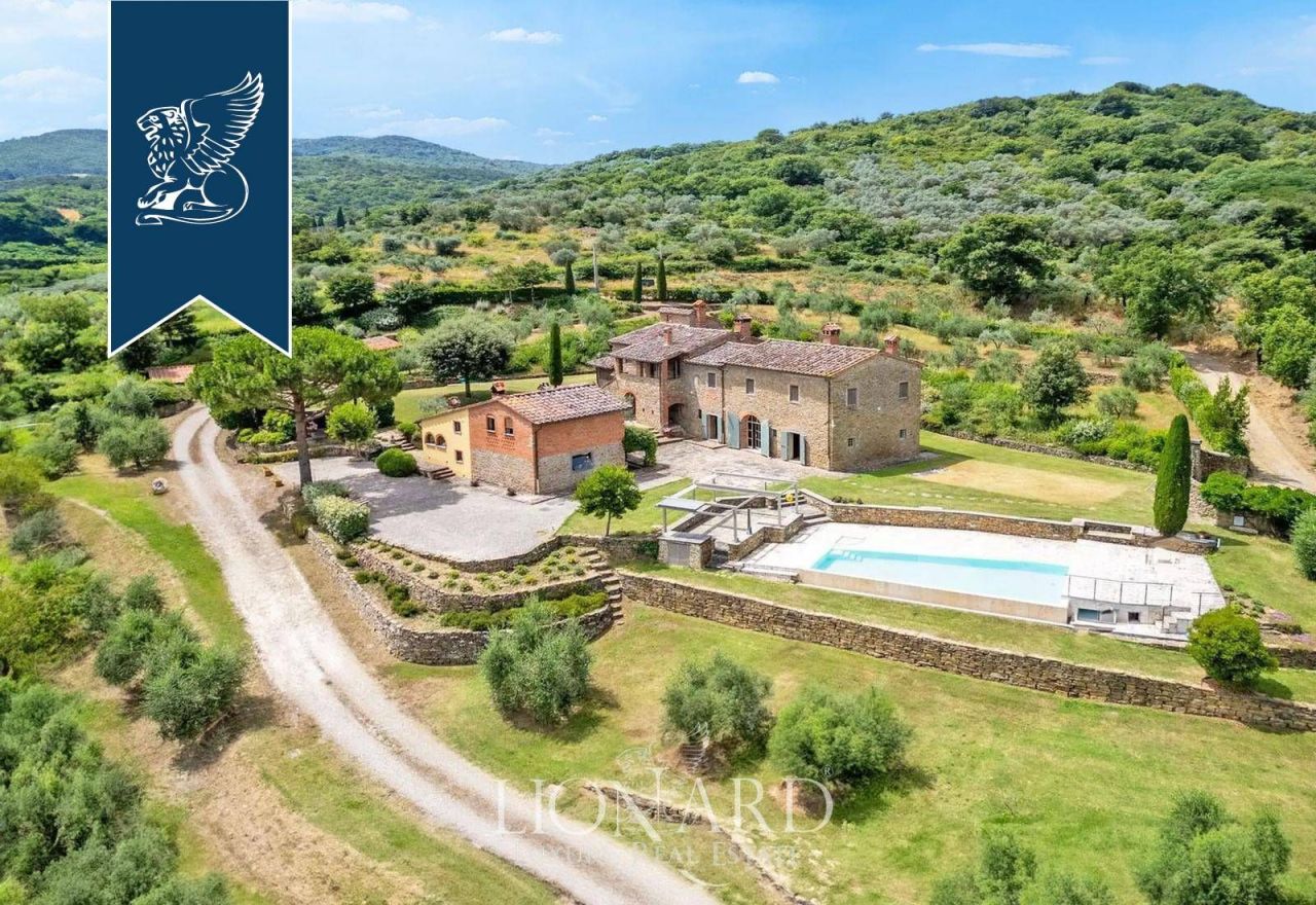 Villa in Arezzo, Italy, 694 m² - picture 1