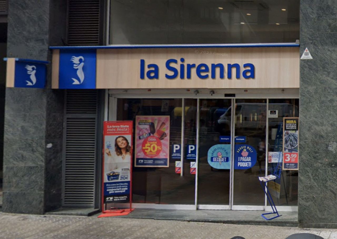 Shop in Barcelona, Spain, 298 m² - picture 1