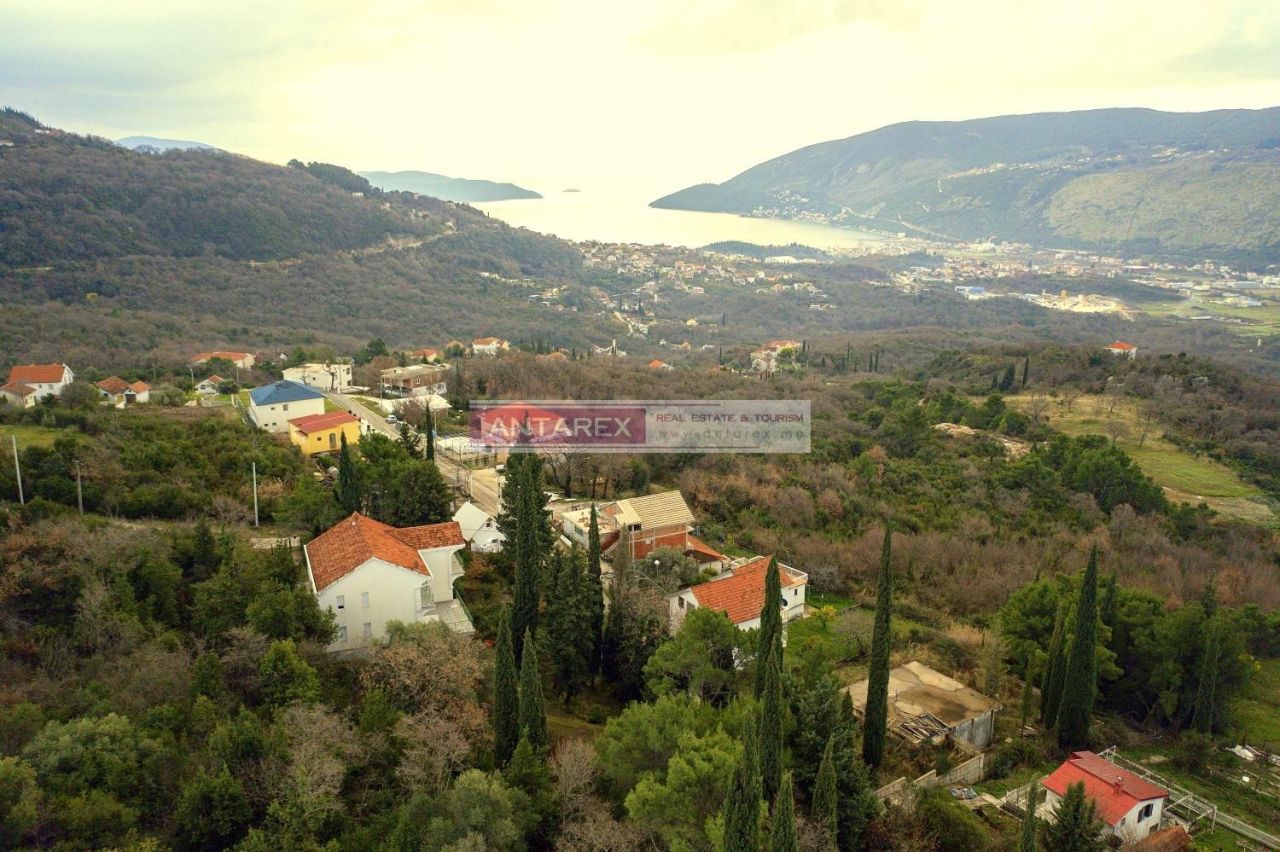 Villa en Igalo, Montenegro, 331 m² - imagen 1
