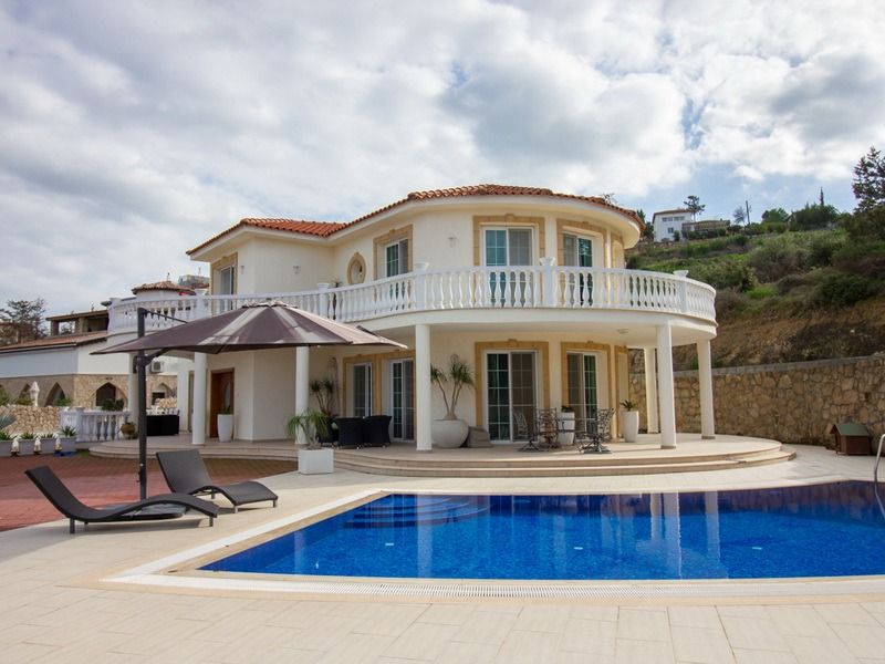 Villa in Kyrenia, Cyprus, 360 m² - picture 1