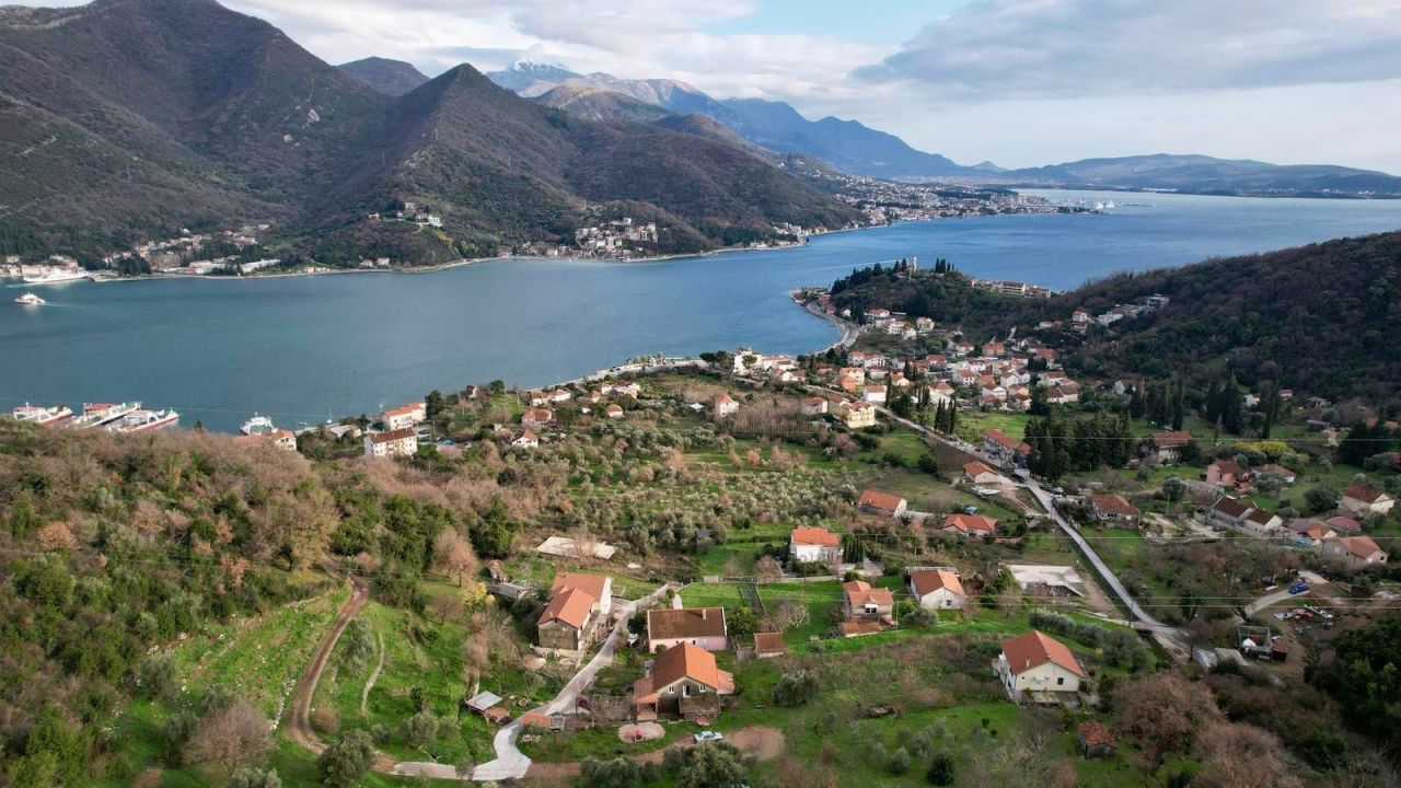 Terrain Herceg Novi, Monténégro, 558 m² - image 1