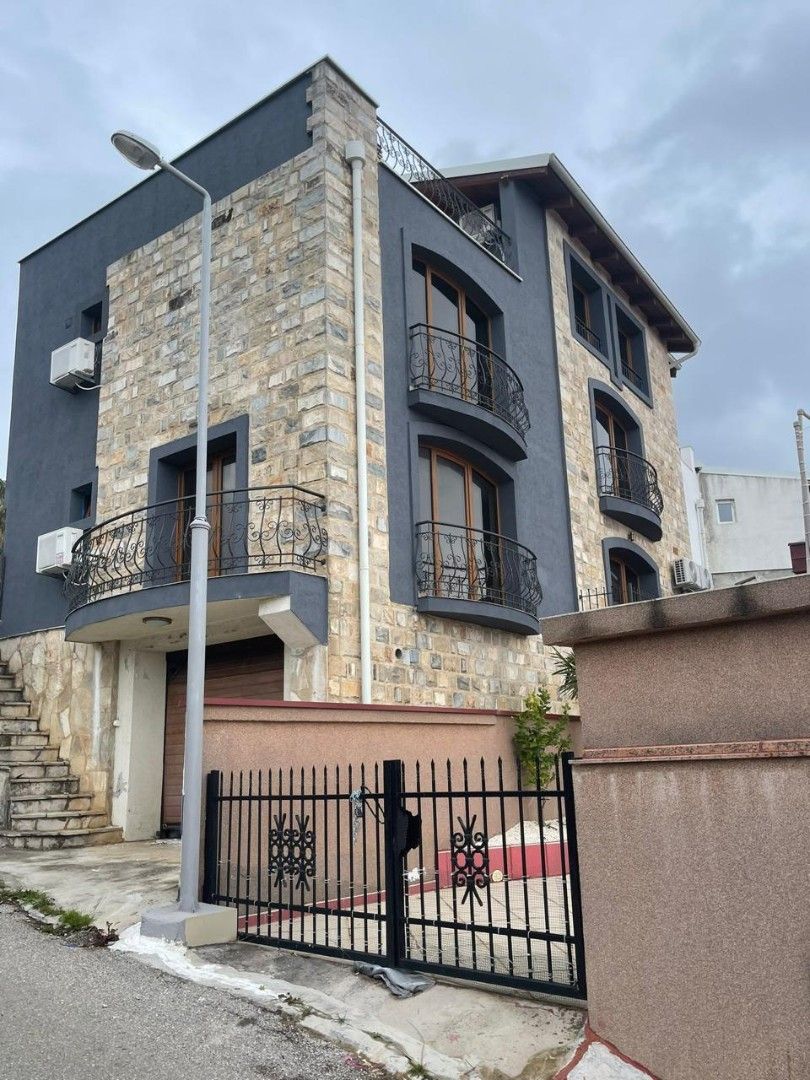 Haus in Becici, Montenegro, 337 m² - Foto 1