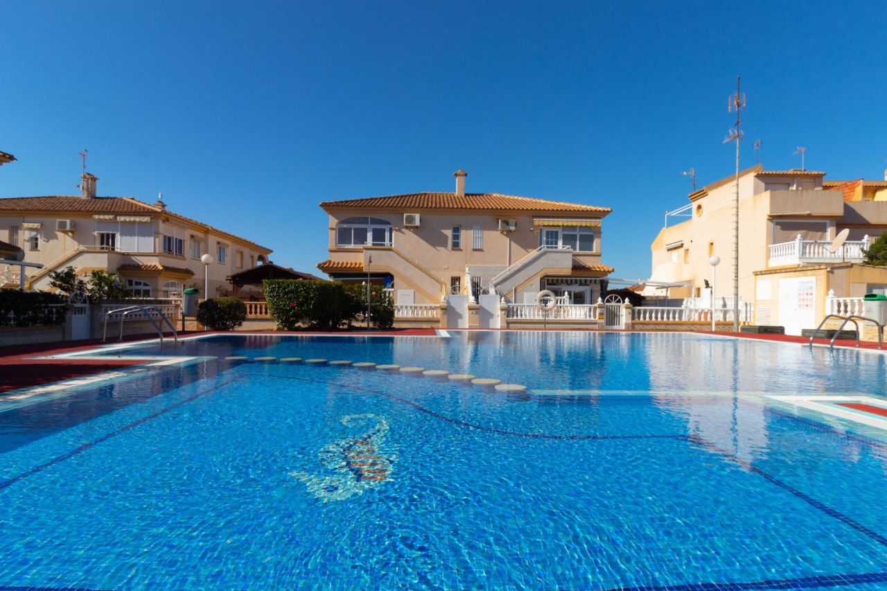 Bungalow à Torrevieja, Espagne, 58 m² - image 1