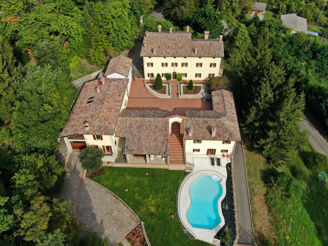 Finca en Módena, Italia, 1 200 m² - imagen 1