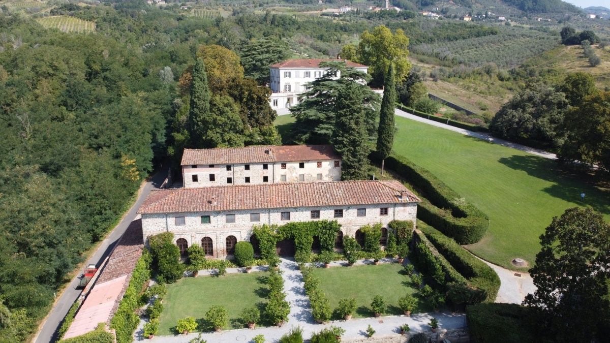 Hôtel à Lucques, Italie, 1 350 m² - image 1