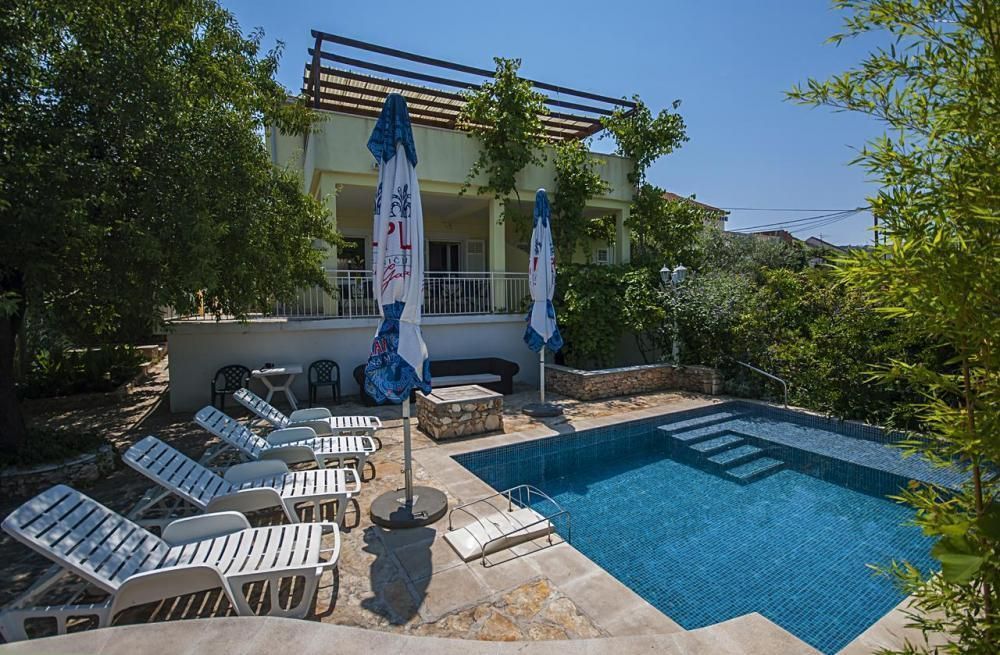 Villa in Sutivan, Croatia, 300 m² - picture 1