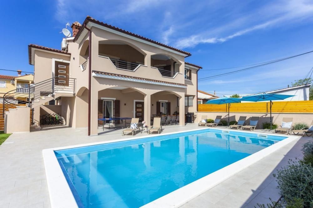 Villa en Pula, Croacia, 324 m² - imagen 1