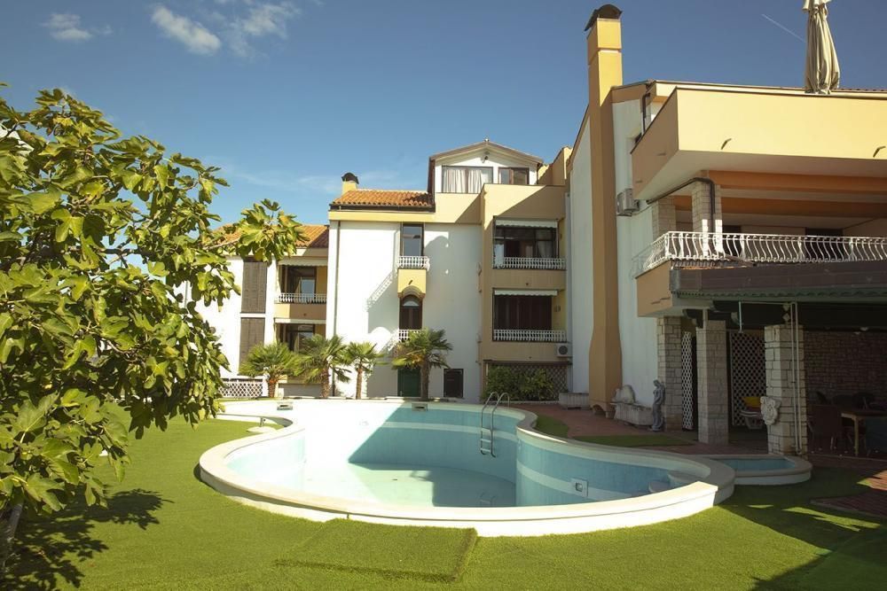 Hotel in Medulin, Croatia, 1 000 m² - picture 1