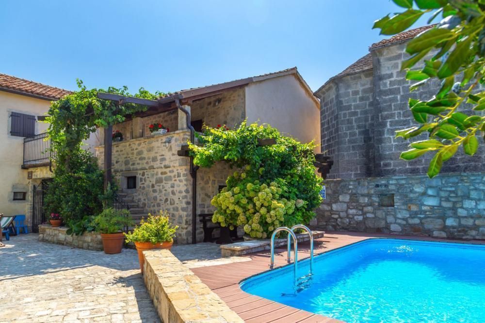 Hôtel Gračišće, Croatie, 520 m² - image 1
