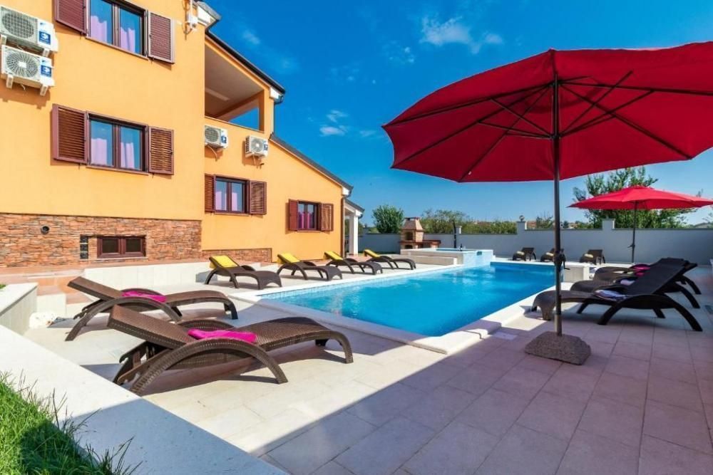 Villa à Pula, Croatie, 350 m² - image 1