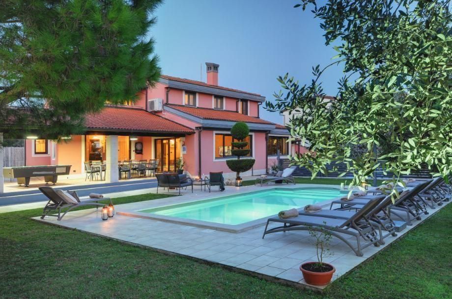 Villa in Pula, Croatia, 347 m² - picture 1
