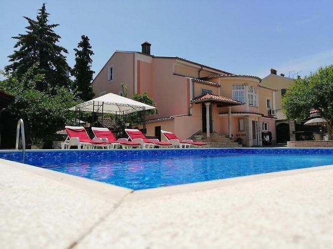 Villa à Pula, Croatie, 600 m² - image 1