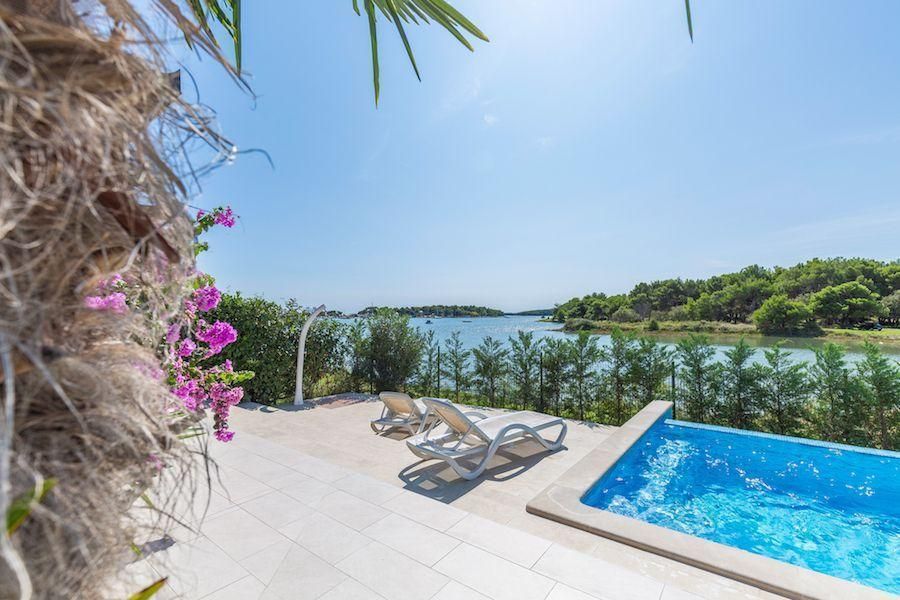 Hotel en Medulin, Croacia, 550 m² - imagen 1