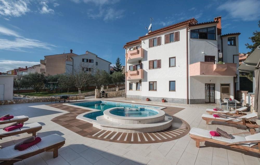 Villa en Pula, Croacia, 565 m² - imagen 1