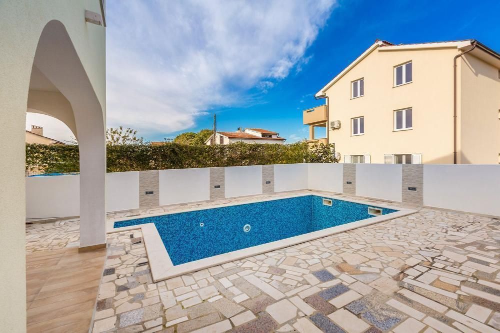 Villa à Malinska-Dubašnica, Croatie, 456 m² - image 1