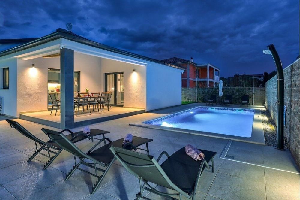 Villa à Pula, Croatie, 145 m² - image 1