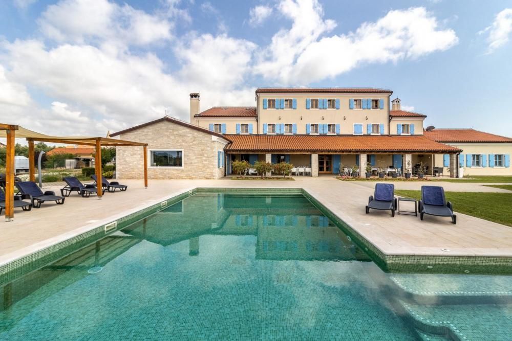 Hotel in Pula, Croatia, 900 m² - picture 1