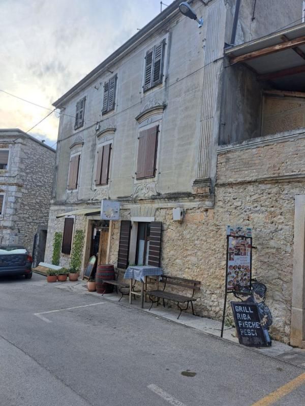Hôtel à Brtonigla, Croatie, 508 m² - image 1