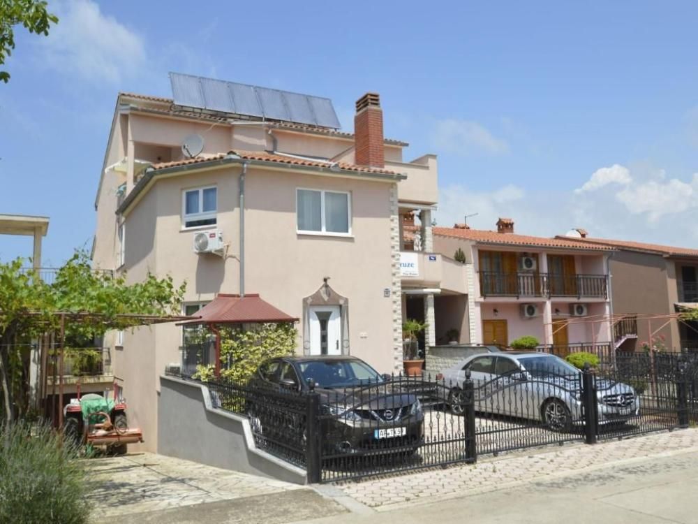 Hotel in Fazana, Croatia, 897 m² - picture 1