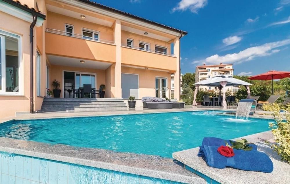 Villa in Pula, Croatia, 460 m² - picture 1